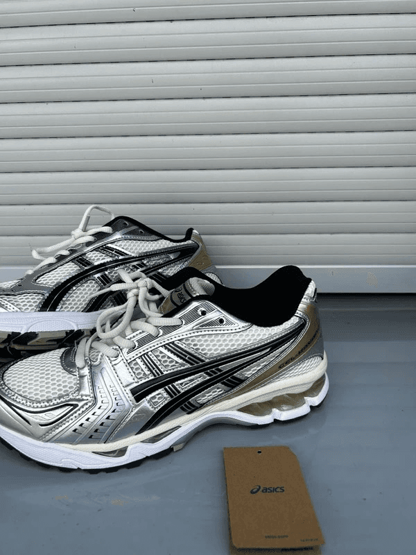 Avant : paire de sneakers Asics