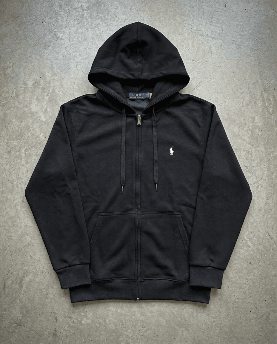 Hoodie Polo Ralph Lauren noir, vue front sur béton brut urbain