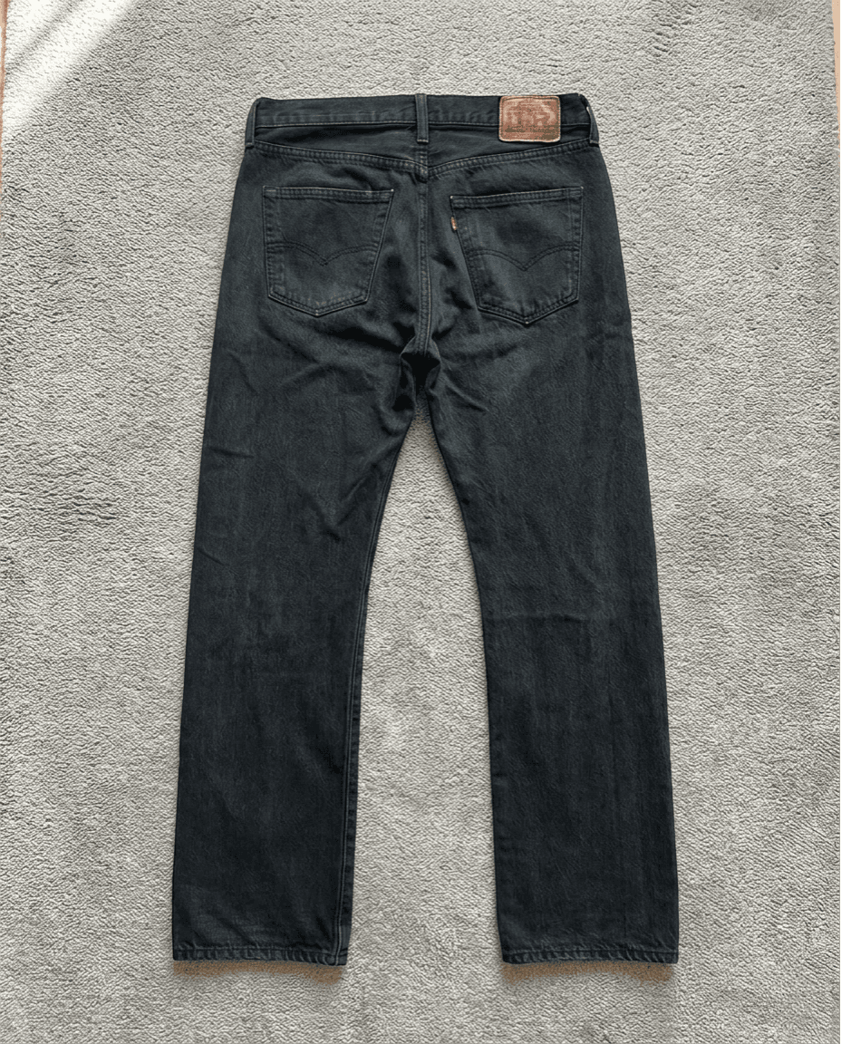 Jean Levi's noir vue dos sur tapis gris