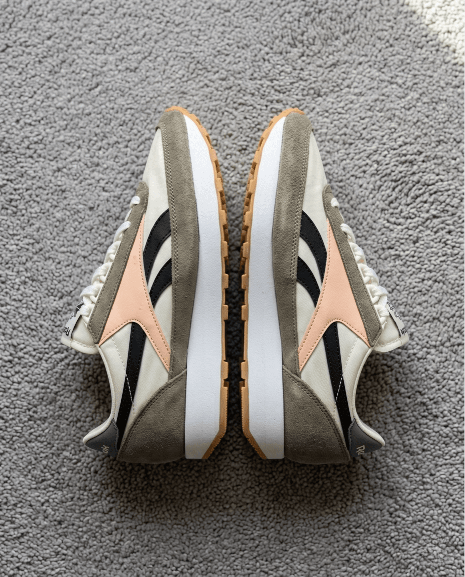 Sneakers Reebok vintage paire vue de dessus sur tapis gris